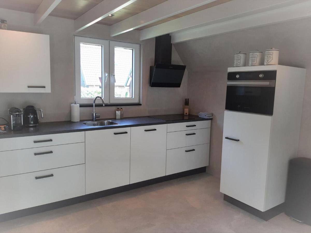 Stylish Holiday Home By The Sea Tuitjenhorn Екстериор снимка